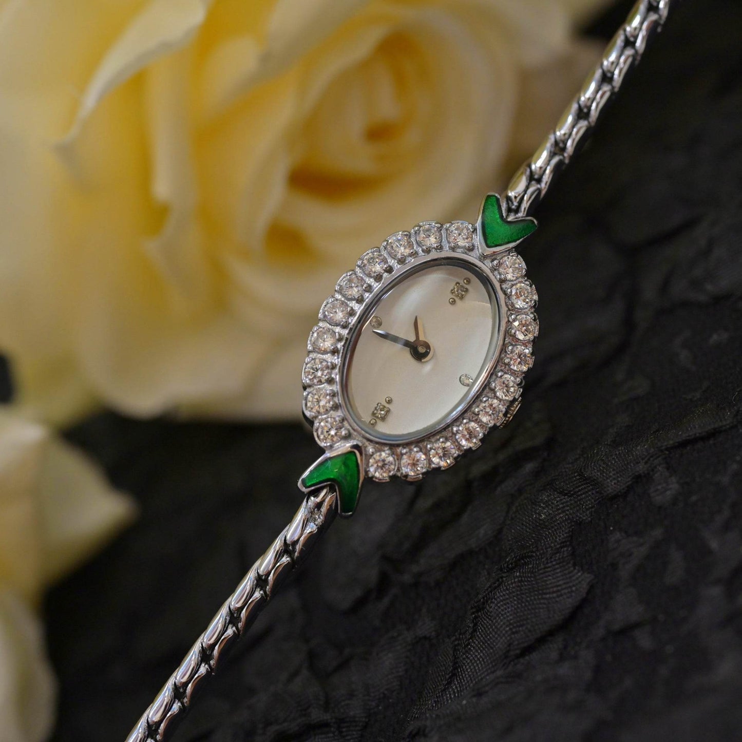 Montre femme de petite taille, incrustée de strass - Style & confort