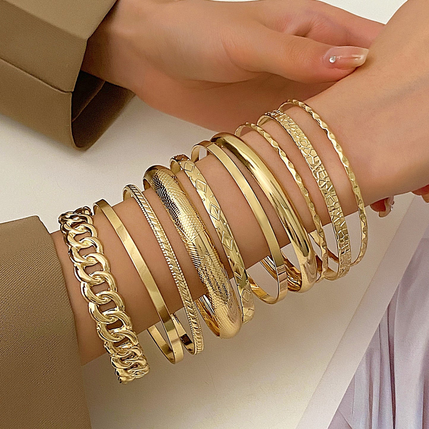 10 Pcs Retro Ethnischen Stil Legierung Breite Armbänder Gold Glänzend
