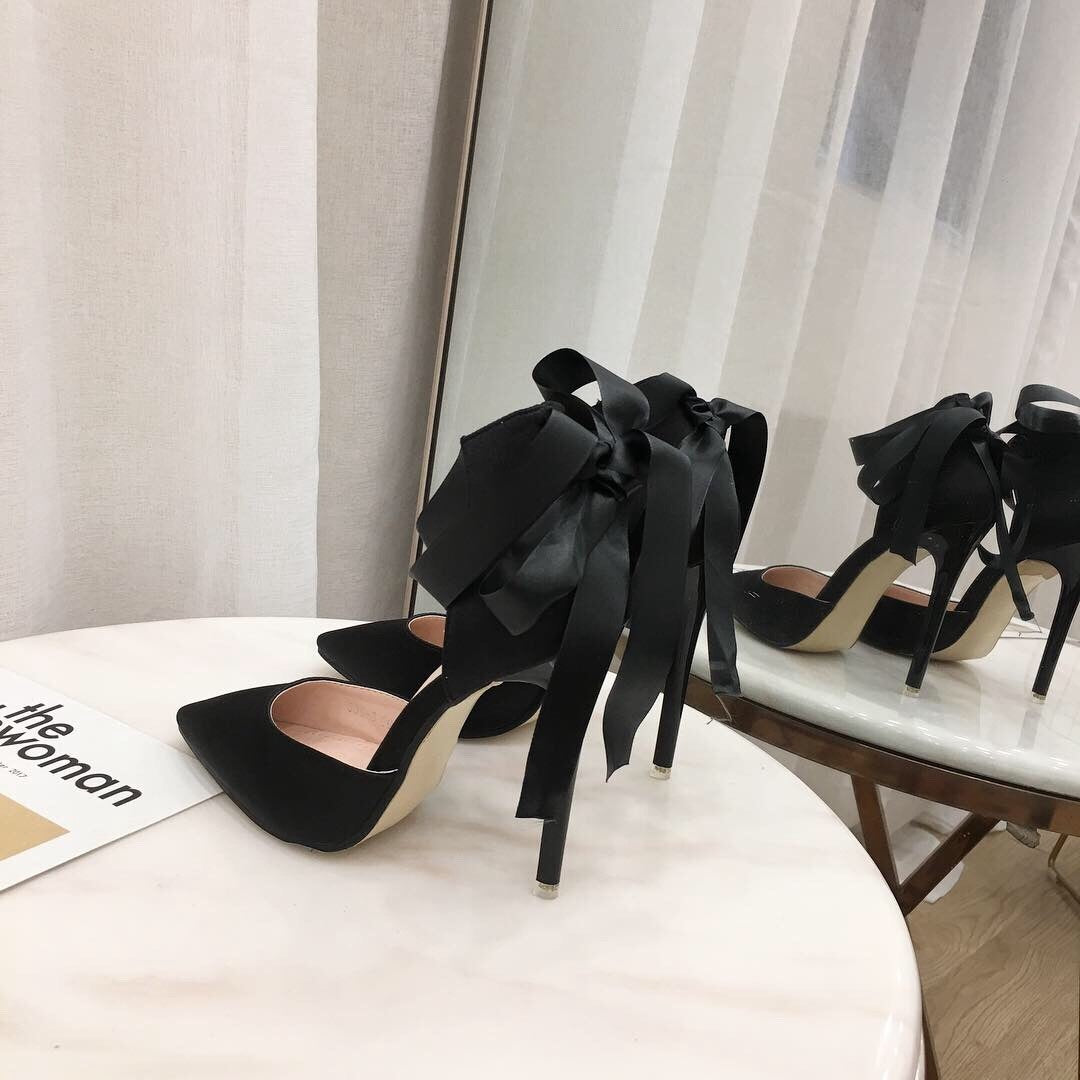 Sandales à talons aiguilles à bout pointu en satin