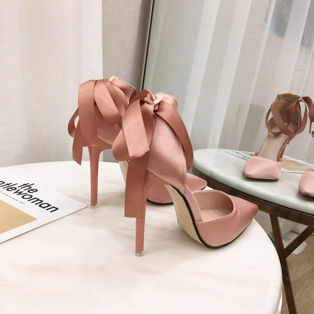 Sandales à talons aiguilles à bout pointu en satin