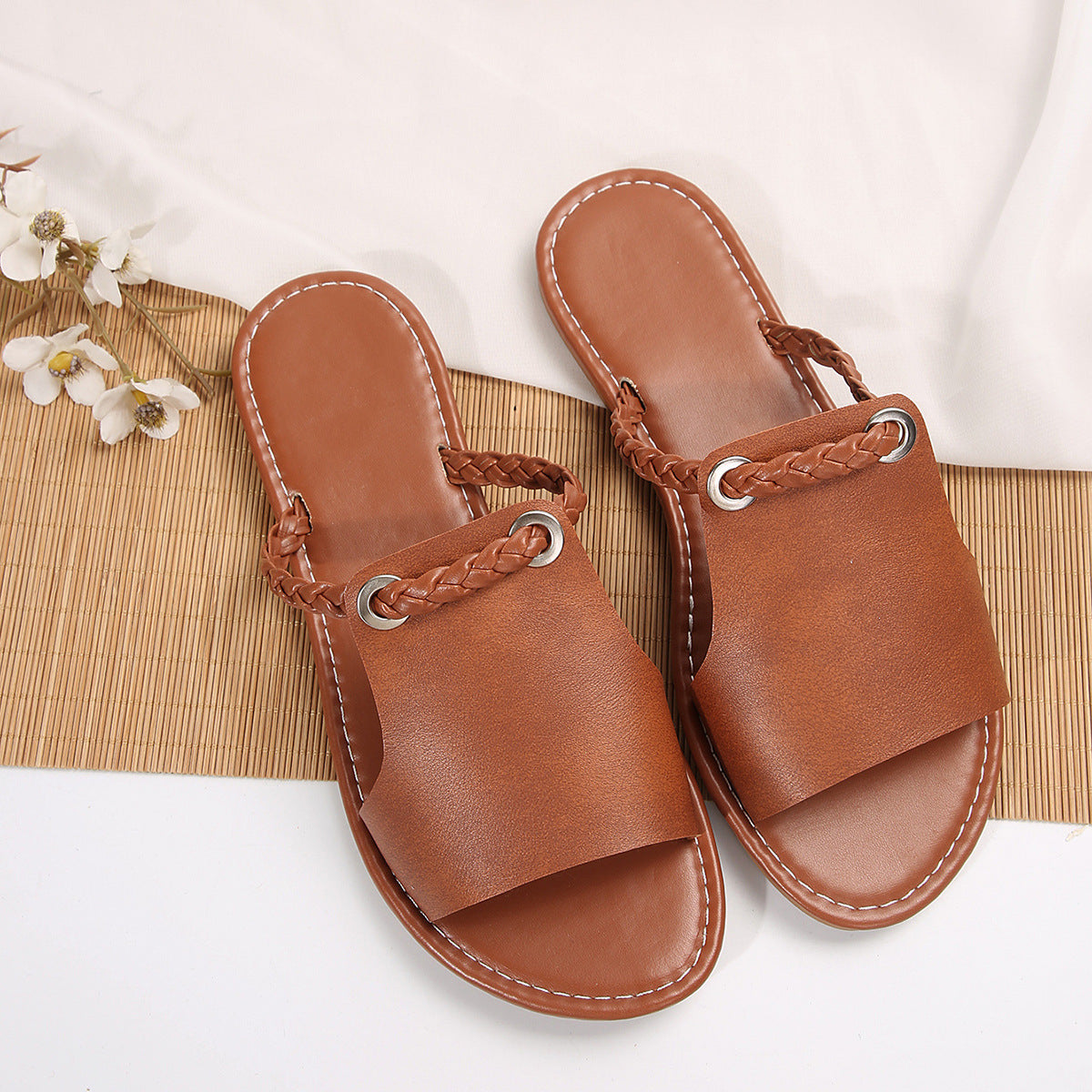 Simple and everyday pure color woven beach slippers