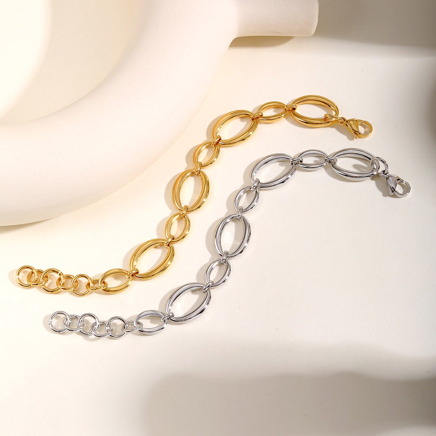 Simple geometric large chain bracelet