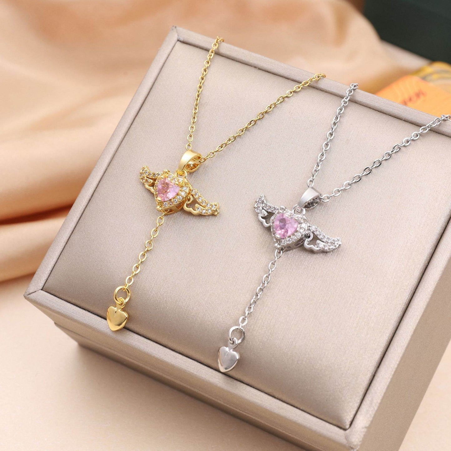 Collier à pompon en forme de cœur et d'ailes d'ange - Style & confort