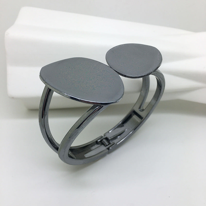 Trendy asymmetrical alloy spring bracelet