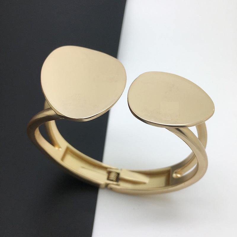 Trendy asymmetrical alloy spring bracelet