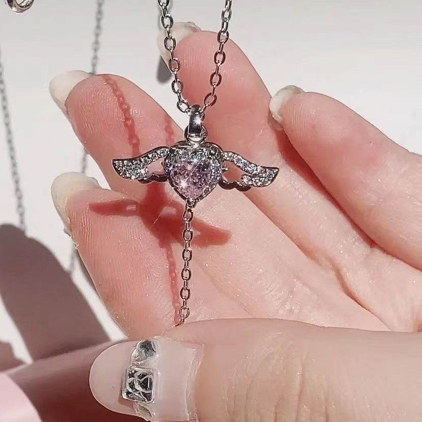 Collier à pompon en forme de cœur et d'ailes d'ange - Style & confort