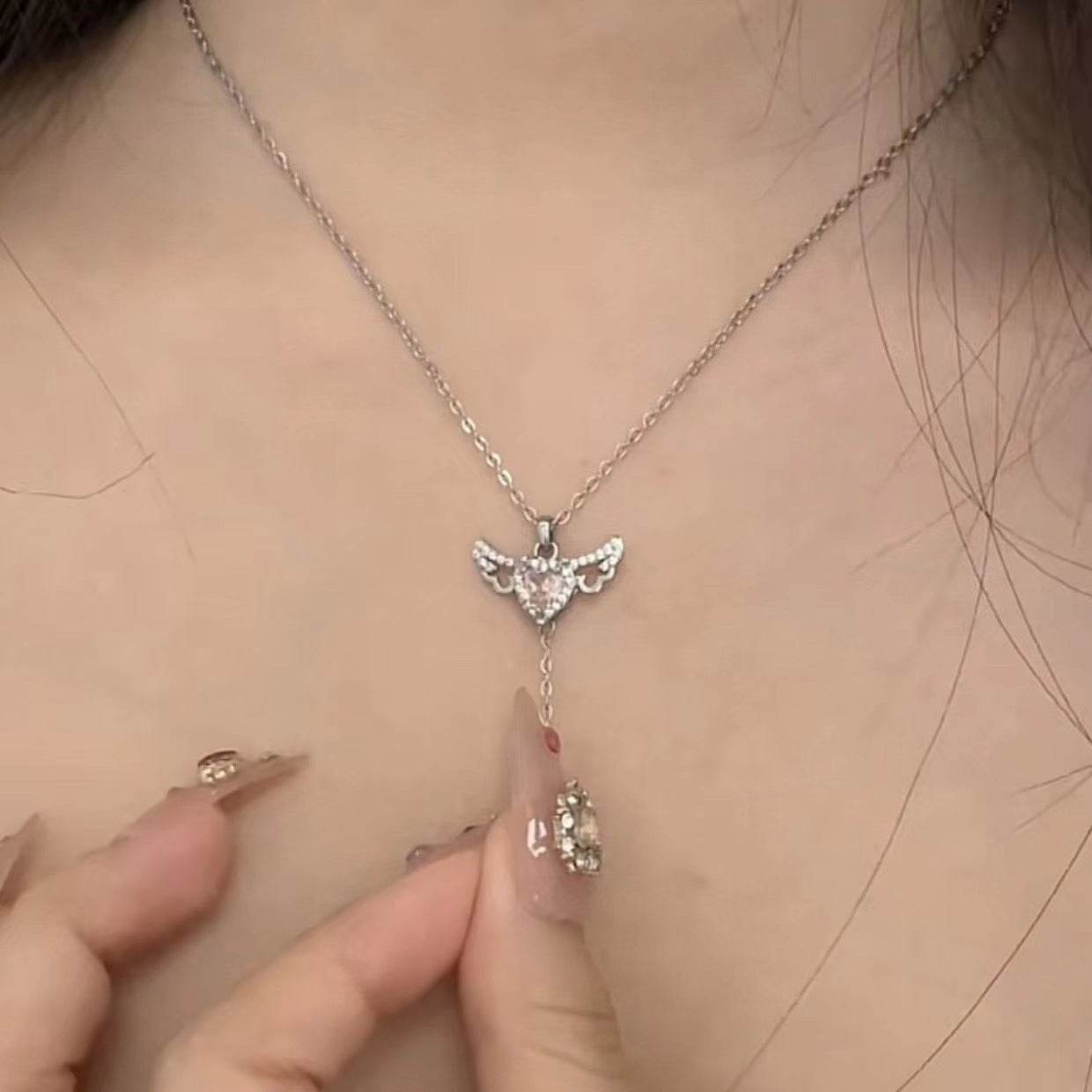Collier à pompon en forme de cœur et d'ailes d'ange - Style & confort