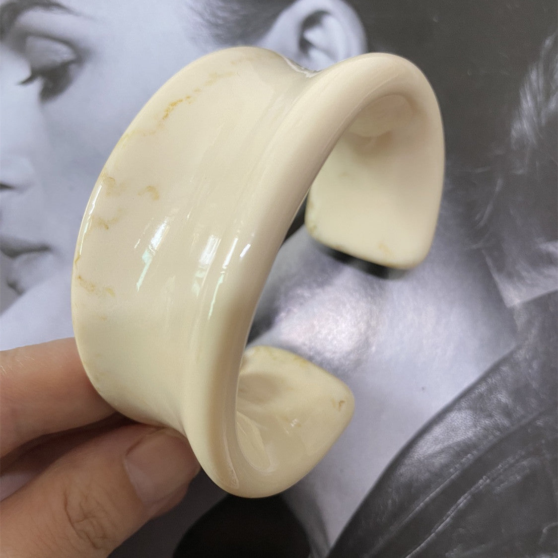 Modisches Armband mit breiter und übertriebener Persönlichkeit