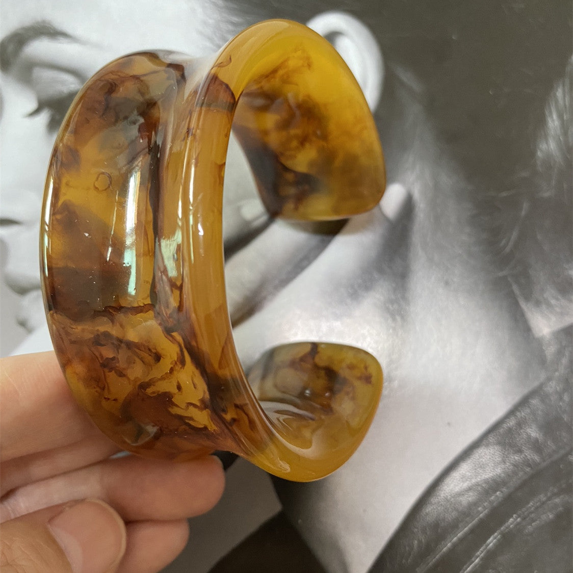 Modisches Armband mit breiter und übertriebener Persönlichkeit