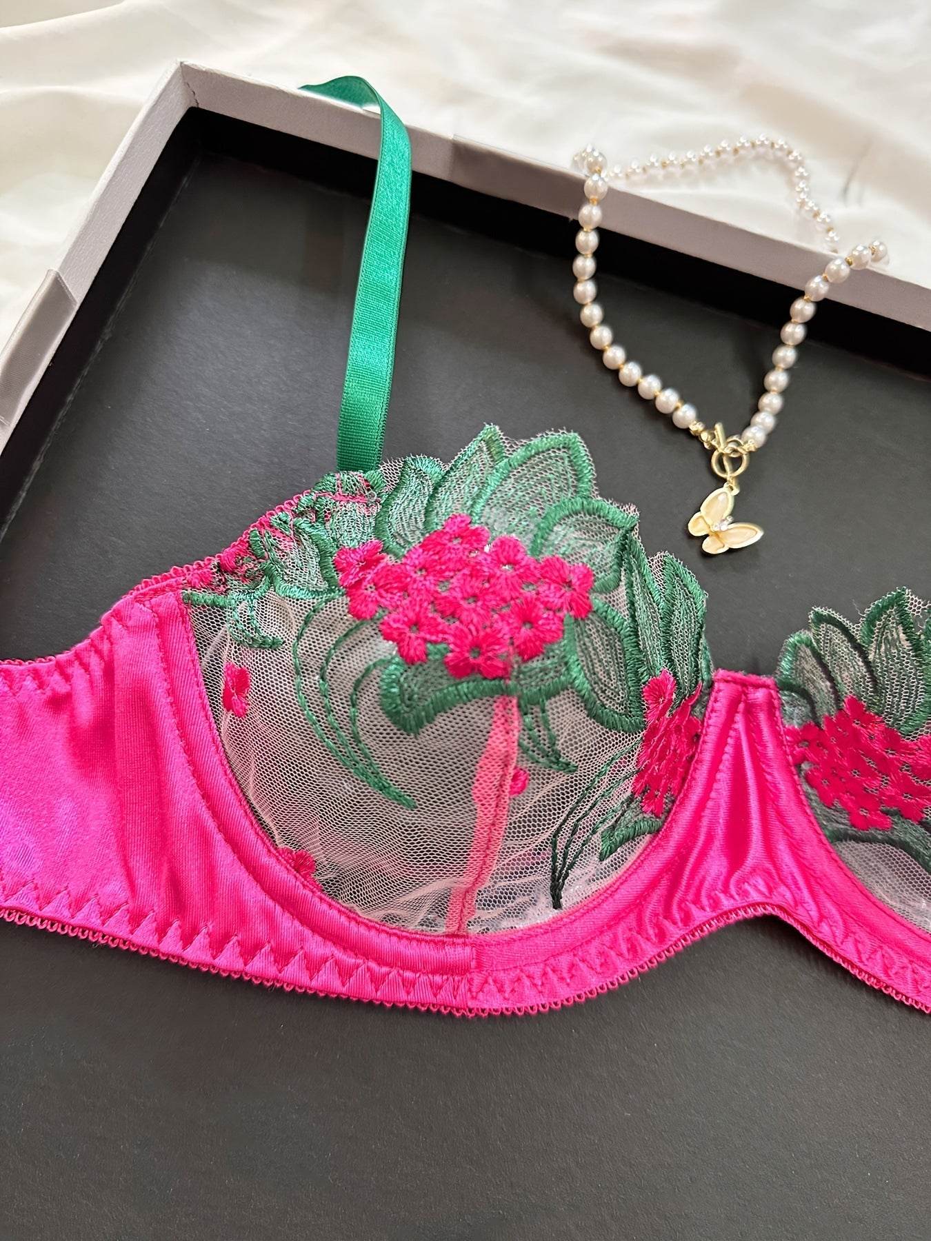 Lingerie transparente brodée en maille chaude multicolore pour la Saint-Valentin - Style & confort