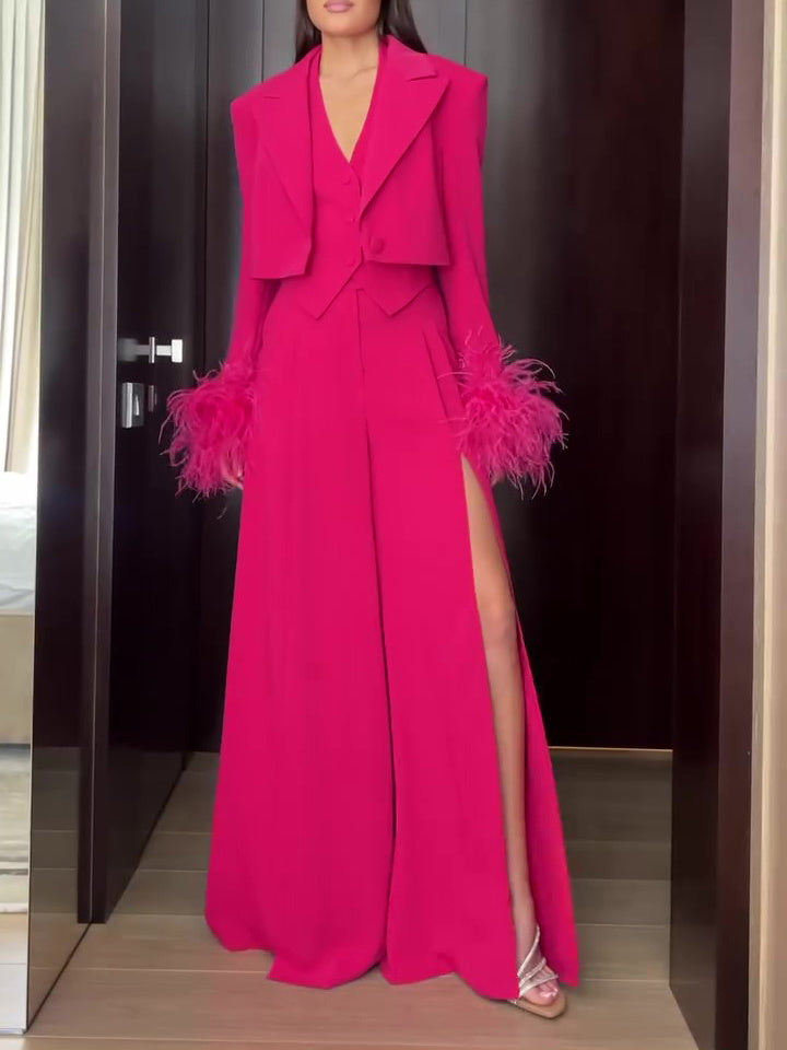 Ensemble trois pièces veste courte en fourrure à poignets roses, gilet et pantalon fendu
