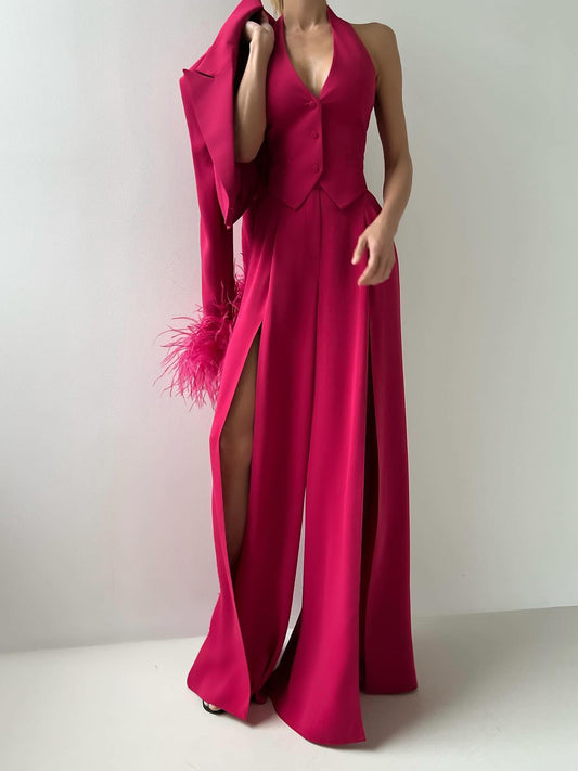 Ensemble trois pièces veste courte en fourrure à poignets roses, gilet et pantalon fendu