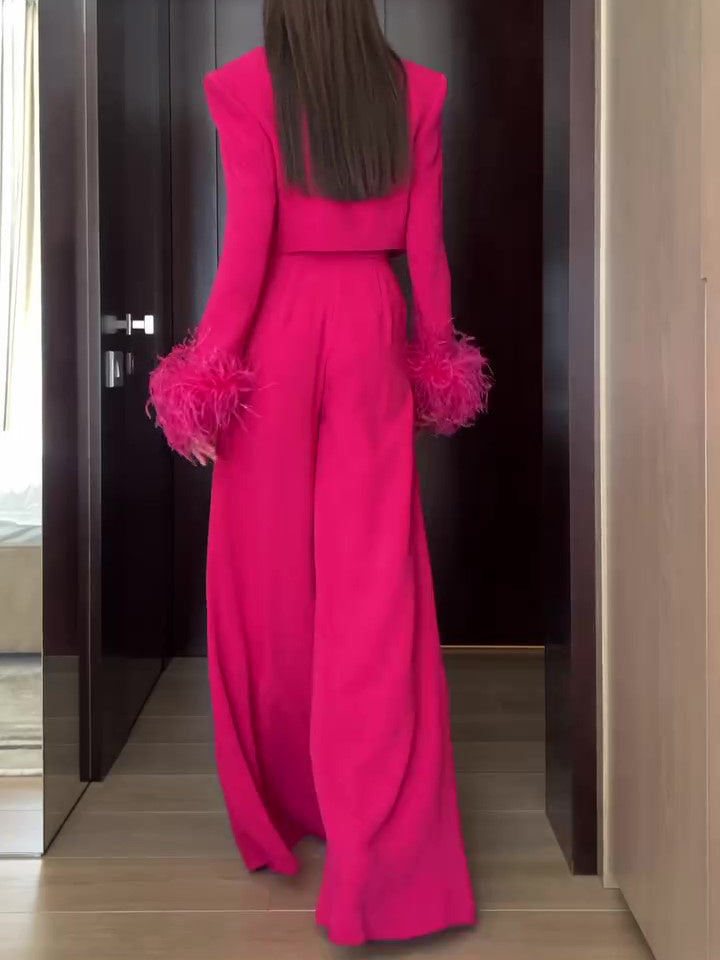 Ensemble trois pièces veste courte en fourrure à poignets roses, gilet et pantalon fendu